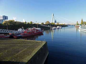 Deutzer Hafen – Blick von der Drehbrücke auf das Feuerlöschboot