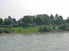 Rhein – Fischernachen am Ufer von Niederkassel